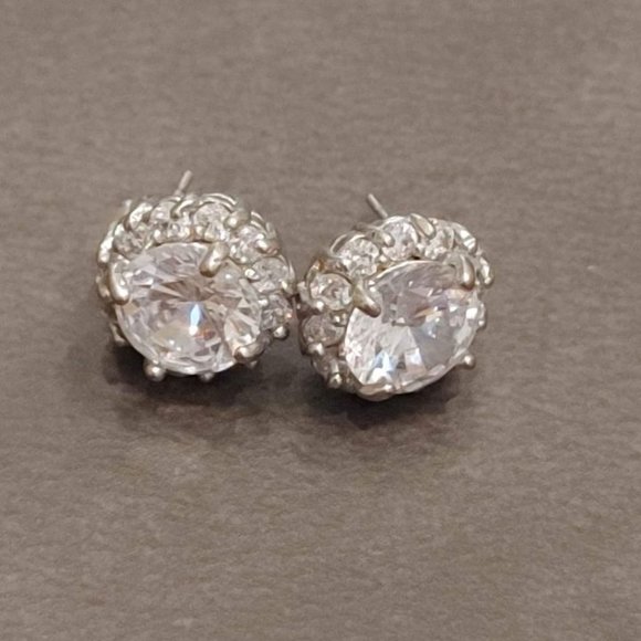 Set of Stud Earrings with Cuffed Ring - Picture 4 of 4